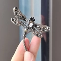 Gros plan détaillé d'une broche libellule vintage avec cristaux gris et métal argenté - Petit Gris (XZ0207-5)