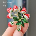 Detalle de broche de fresa en esmalte rojo con cristales blancos, tamaño 3,4*4cm - XZ0228-6 Fresa Divergente de Cinco Cabezas