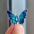 Dettaglio della spilla a farfalla in smalto con cristalli blu e motivi a onde d'argento - Farfalla Grande Blu