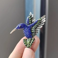 Dettaglio della spilla a colibrì con cristalli sfumati verdi e blu su lega d'argento - Blu Scuro Base Argento