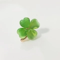 Elegant four-leaf clover brooch in vibrant green resin and gold-plated metal finish - Green Clover Style (XZ0039)