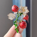 Broche vintage de fresa esmaltada en rojo con brillantes de imitación en la mano - XZ0228-7 Fresa Floral Entrelazada