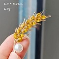 Broche blé dorée avec pierres jaunes et perle, dimensions de 1,9 par 5,7 cm environ - Épi de Blé avec Perle (XZ0278-5)