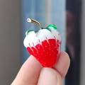 Broche vintage de fresa con esmalte rojo y detalle de crema para mujer moderna - XZ0228-4 Fresa Glaseada Semi-Madura