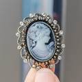 Broche camée rétro dorée avec portrait féminin et cristaux de strass étincelants - Broche Camée Dame / Gris