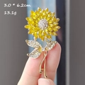 Detailansicht der Sonnenblumen-Brosche mit Maßen 3,0 x 6,2 cm und Gewicht 13,1 g - Strass Sonnenblume (XZ0278-4)