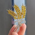 Vue détaillée de la broche épi de blé en cristal avec pierres jaunes et nœud diamant - Triple Épi de Blé avec Cristaux (XZ0278-3)