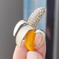 Spilla creativa a banana con cristalli brillanti e smalto su base placcata in oro - Stile Banana (XZ0230-1)
