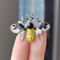 Broche abeille mignonne avec perles et zircone tenue en main pour voir la taille - Jaune (XZ0198-3)