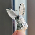 Lindo broche de conejo japonés en acabado plateado con textura de pelaje y cierre de pin - Cabeza de Conejo Plateada