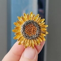Spilla a girasole tenuta in mano con petali dorati e cuore di fiori in strass lucidi - Girasole (XZ0259-1)