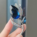 Spilla a fiore di lusso con cristallo blu profondo e strass iridescenti in argento - Blu
