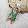 Squisita spilla a cicala dorata con ali in smalto verde, strass e una grande perla bianca - Verde