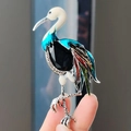 Elegante kraanvogel broche met grote zwarte edelsteen en kleurrijke emaille veren afwerking - Chinese Kraanvogel Blauw (XZ0211-1)