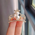 Broche couronne dorée avec strass blancs et perles élégantes tenue à la main - Or (XZ0014-9)