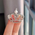 Broche couronne scintillante en alliage argenté avec strass et une perle blanche - Argent (XZ0014-16)