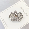 Broche couronne en argent avec strass clairs sur carte de présentation blanche - Argent (XZ0014-6)