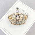 Broche couronne dorée avec strass scintillants et perle blanche sur carte-support - Or (XZ0014-15)
