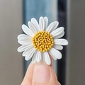 Lindo broche de margarita blanca con centro amarillo, mostrado para ver el tamaño - Blanco