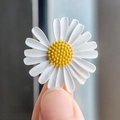 Primer plano de un pequeño broche de margarita blanca con estambre amarillo detallado - Blanco (Margarita con Hueco)