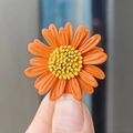 Lindo broche de margarita naranja con estambres amarillos en un estilo fresco y simple - Rojo Anaranjado