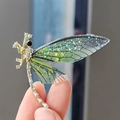 Eleganter Libellen-Anstecknadel mit grünen Acrylflügeln und funkelnden Kristall-Strasssteinen - Grün
