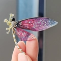 Eleganter Libellen-Anstecknadel in Gold und Lila mit Acrylflügeln und Kristallen - Lila