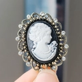 Broche camafeo vintage con silueta de mujer, marco dorado y brillantes diamantes - Blanco
