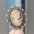 Broche camafeo barroco vintage con diamantes de imitación en acabado dorado antiguo - café