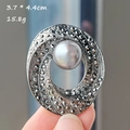 Spilla nero fucile con perla grigia e cristalli incastonati, dettaglio 3.7x4.4cm - Stile Cerchio (XZ0304-2)