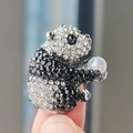 Broche de panda con brillantes blancos y negros que sostiene una gran perla blanca - Panda con Perla (XZ0286-2)