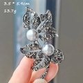 Dettaglio spilla retrò in metallo grigio con perle grigie e pietre pavé, 3.5cm x 5.9cm - Stile Foglia Piccola (XZ0304-5)