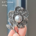Dettaglio della spilla a fiore con perla grigio scuro e inserti in cristallo antracite - Stile Fiore Grande Perla (XZ0304-6)