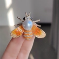 Broche de abeja con alas de esmalte naranja y perla sobre base dorada - Naranja (XZ0198-7)