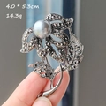 Dettaglio della spilla floreale canna di fucile con perla grigia e strass 4,0x5,3cm - Stile Ramo Perla (XZ0304-8)