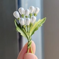 Elegante spilla a mughetto con foglie verdi e boccioli di perla su base in lega - Bouquet di Perle (XZ0292-3)