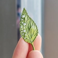 Elegante spilla a foglia verde con perle bianche e trame dettagliate per donna - Foglia di Perla (XZ0292-2)