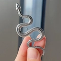 Broche de serpiente plateada con escamas texturizadas y cuerpo curvo para trajes - Plateado