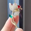 Broche fleurie sertie de strass blancs, émail rouge et feuille marquise verte - Perle de Fleur Violette (XZ0279-6)