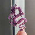 Broche de dragón chino en esmalte púrpura con escamas doradas detalladas a mano - Morado