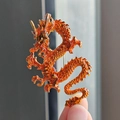 Broche de dragón artístico ámbar-naranja con bordes dorados y textura detallada - Amarillo