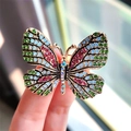 Exquise gouden vlinderbroche met levendige groene en roze kleurrijke strass steentjes - Veelkleurige Vlinder