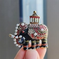 Elegante spilla a elefante con cristalli multicolore e finitura in smalto dorato - Stile Elefante in Smalto Nero (XZ0324-1)