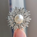 Spilla a girasole con perla elegante e petali argentati con cristalli per donna - Bianco Argento