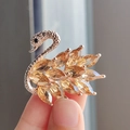 Elegante broche de cisne con cristales marquise champán y acabado de metal oro rosa - Champán