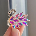 Broche de cisne dorado con cristales AB iridiscentes y brillantes de corte marquesa - Cristal AB