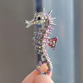 Broche de caballito de mar brillante con cristales de colores para la ropa - Rosa