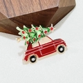 Macro-opname van een rode autospeld met kerstboom en fonkelende strassteentjes - Rode Auto Kerstboom Stijl (XZ0242-1)