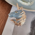 Detailansicht der Emaille-Einhorn-Brosche mit funkelnden Strasssteinen und Vergoldung - Grau