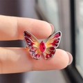 Macro-opname van een vlinderbroche van email met rode kristallen en zilveren details - Kleine Rode Vlinder
